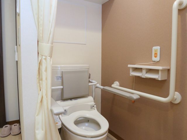 バリアフリーなトイレ トイレ 安全なサポートを考慮したバリアフリー設計のトイレです。手すりが設置してあり、日々の生活がより快適になっています。