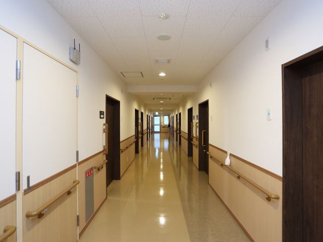 清潔感あふれる廊下 廊下 手すりが設置された広々とした廊下です。皆さんの安全と快適な移動をサポートしています。