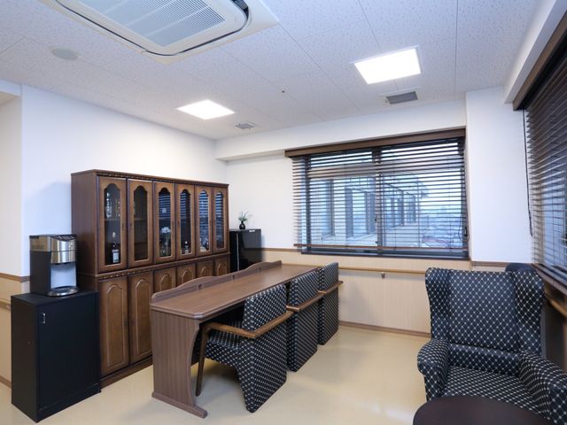 快適な休憩スペース 談話コーナー ゆったりとリラックスできる、温かみのある家具が配された休憩スペースです。落ち着いた時間を過ごすことができます。