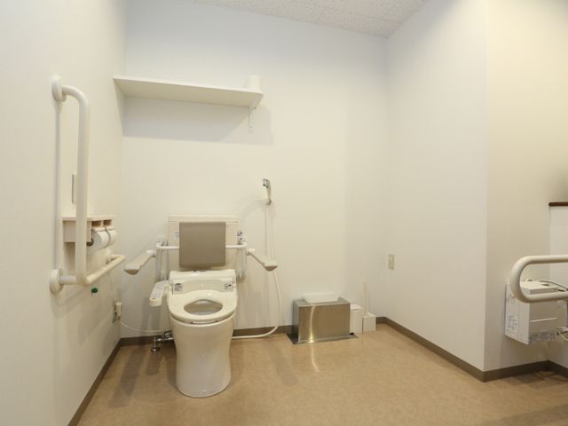 バリアフリートイレ設備 トイレ  手すり付きで安全に配慮された清潔なトイレです。利用者の快適な生活サポートを心がけています。