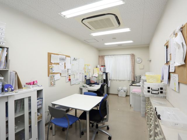 スタッフルームの整頓された様子 スタッフルーム  整理された書類や資材が目立つ、機能的なスタッフルームです。チームワークを大切にする環境が整っています。