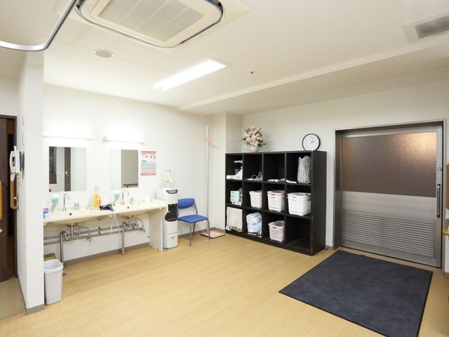 きれいな洗面所 共同浴場 身だしなみを整える洗面台が清潔感のあふれる空間に配置されており、日々の清掃が行き届いています。必要な用品も充実しており、快適な環境を保っています。