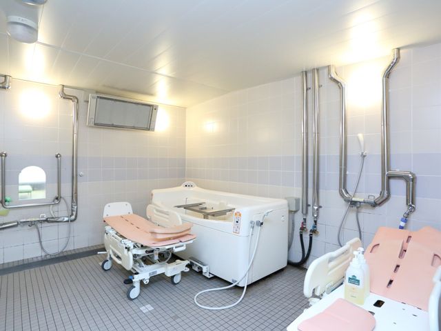 清潔な浴室の設備 機械式浴槽  床は滑りにくいタイルで、ゆったりとしたバスタイムをサポートする設備が整えられています。安全に配慮した設計で、快適な入浴をお手伝いしています。