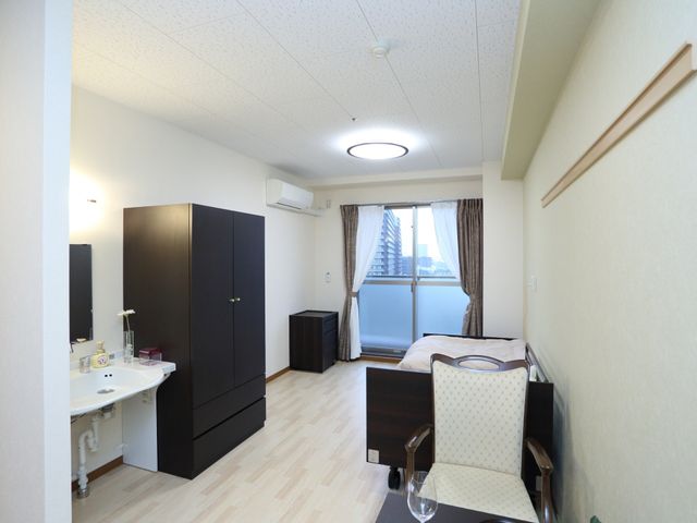 光あふれる居室 居室 快適なプライバシーを保てる広々とした居室です。窓からは自然光が入り、ゆったりとした時間を過ごせます。