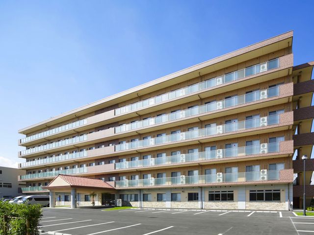 多階層のモダンな外観 外観 モダンで清潔感のあふれる外観が印象的です。職員や訪問者のための駐車スペースも完備しています。