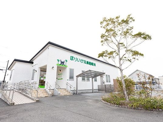 白い建物の外観  