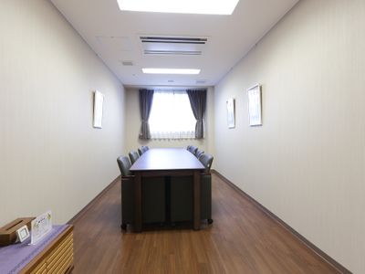 会議テーブルのある部屋