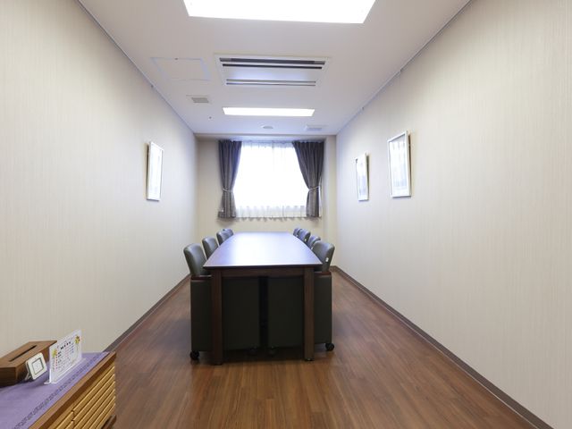 会議テーブルのある部屋 談話室 清潔感ある空間で、日の光が差し込む落ち着いた会議室です。