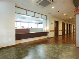 明るい受付と廊下の風景