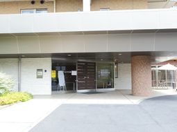 明るいエントランス外観