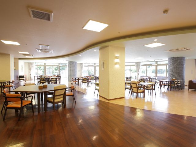 広々としたダイニングルーム メインダイニング 明るく広い空間で、ゆったりとした食事の時間を提供しています。木の温もりある家具が心地よい。
