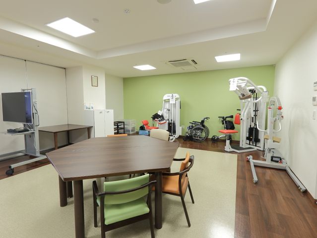 リハビリ用機器のある部屋 機能訓練室 先進的なリハビリ機器が整う、清潔で明るい訓練空間です。