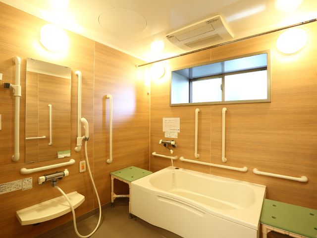 快適な浴室設備 浴室 安全に配慮された手すりや座面が整った清潔感のある浴室です。
