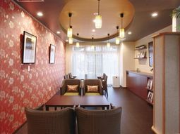 落ち着いた色のラウンジ