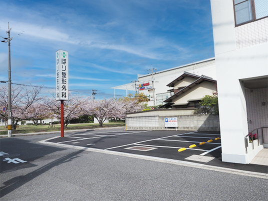 施設の外観と駐車場  