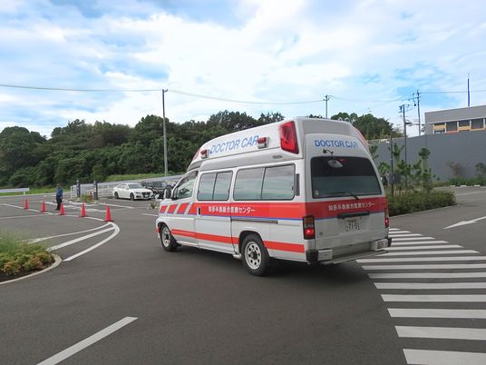 ドクターカーが停車する外観  