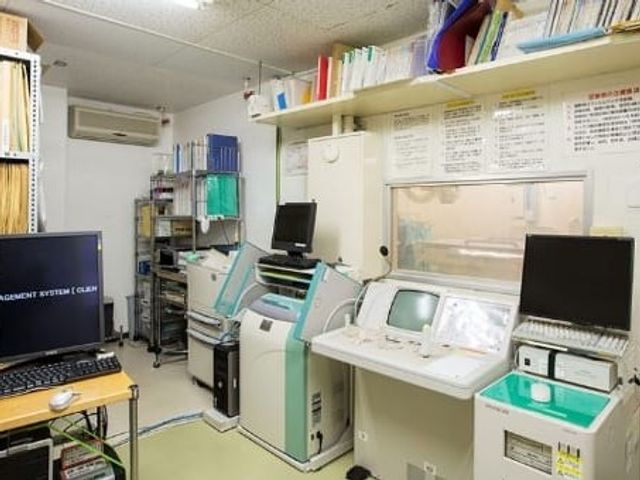 設備が並ぶ機能訓練室 機能訓練室   医療機器やパソコンが並ぶ、管理しやすい機能訓練室です。道具類が整理されており、落ち着いて作業できそうです。