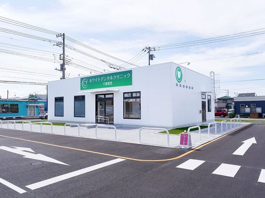 白い建物の外観  