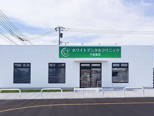 白い建物の外観  