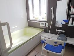 明るい窓際の浴室