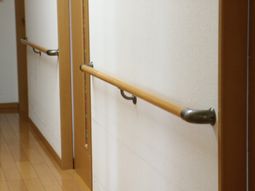廊下の手すりと壁