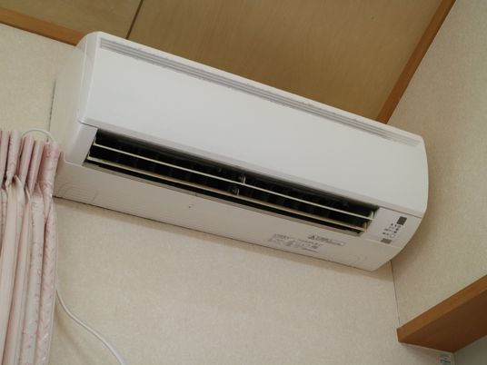 壁掛けエアコンとカーテン