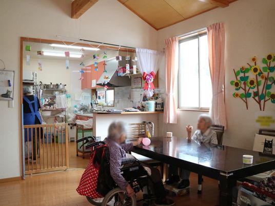 明るい食堂の日常風景