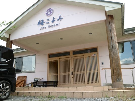 暖かみのある建物エントランス