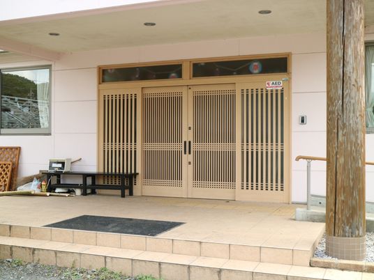 入口とAED標識あり