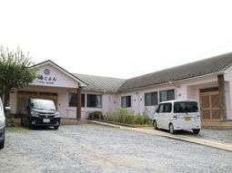 明るい施設の外観