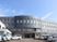 建物外観と駐車場の様子  
