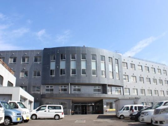 建物外観と駐車場の様子  