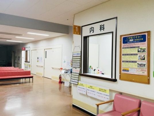 明るい廊下の内科受付  