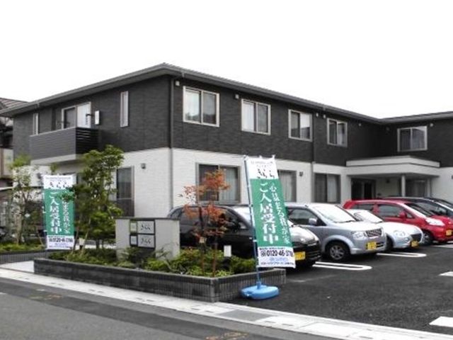 外観と駐車場のある建物 外観 清潔感のある外観で、来訪者を迎える落ち着いた雰囲気をお持ちの施設です。ゆとりの駐車スペースも完備しており、アクセスも便利です。