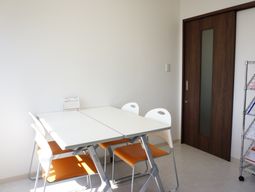 明るい食事スペース