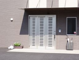 シンプルなエントランスの外観