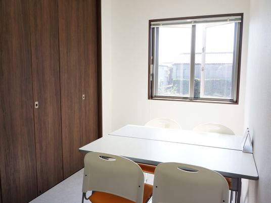 シンプルな居室の一角