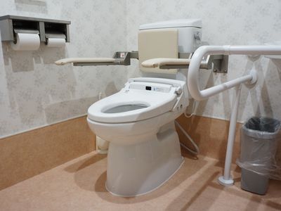手すり付きのトイレ設備