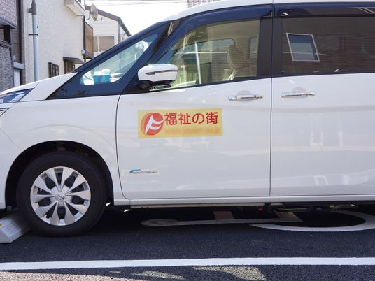 白色の車両とロゴ