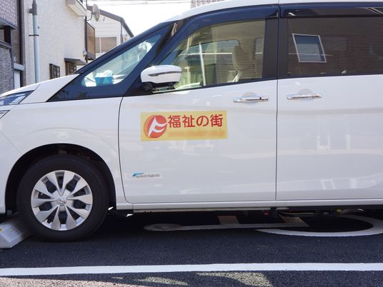 白色の車両とロゴ