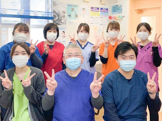 笑顔の職員集合  