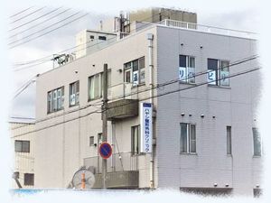白い建物の外観  