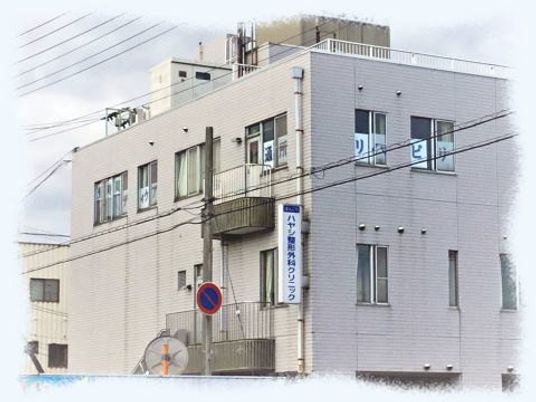 白い建物の外観  