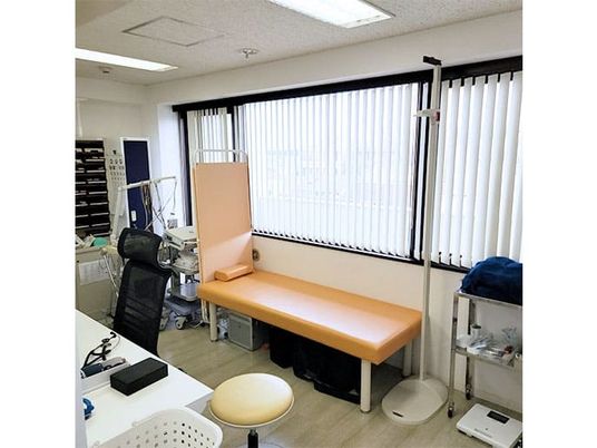 機能訓練室の施術台  