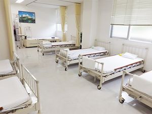 明るい多床室の居室  