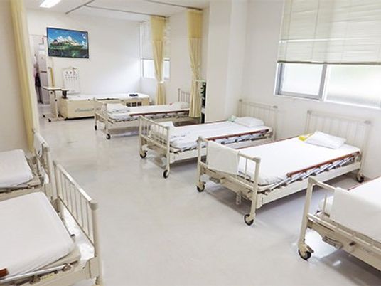 明るい多床室の居室  