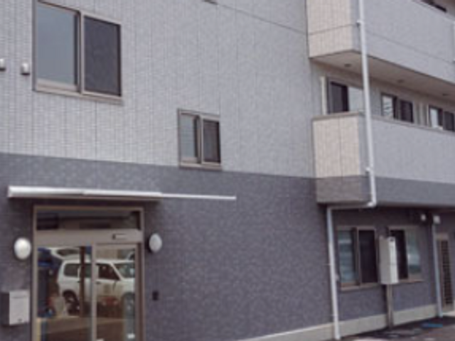 施設のモダンな外観 清潔感溢れるモダンデザインの外観です。働く環境としても快適性を重視される方に適しています。