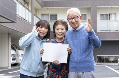 笑顔の三人エントランス前