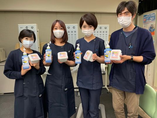 衛生用品を持つスタッフイメージ  