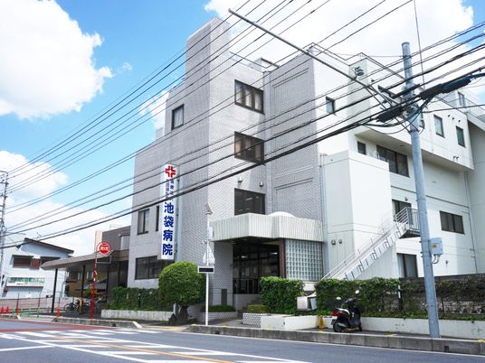 白い外観の建物正面  